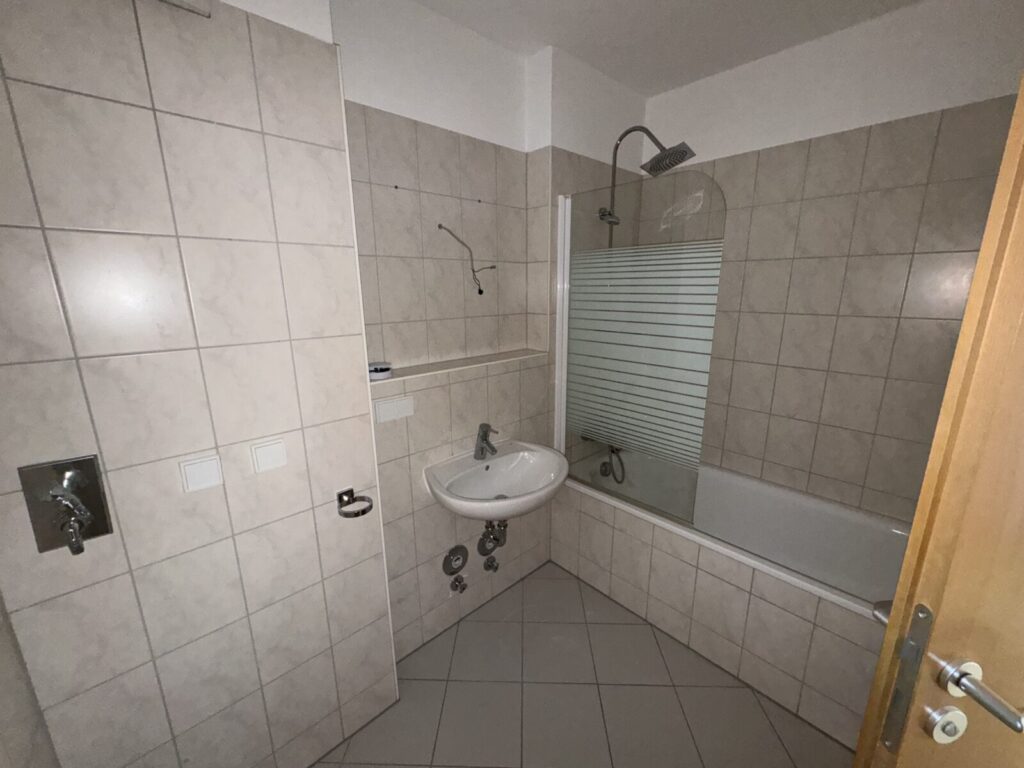 Moderne 2-Zimmer-Wohnung mit sonniger Loggia am königl. Hirschgarten in München