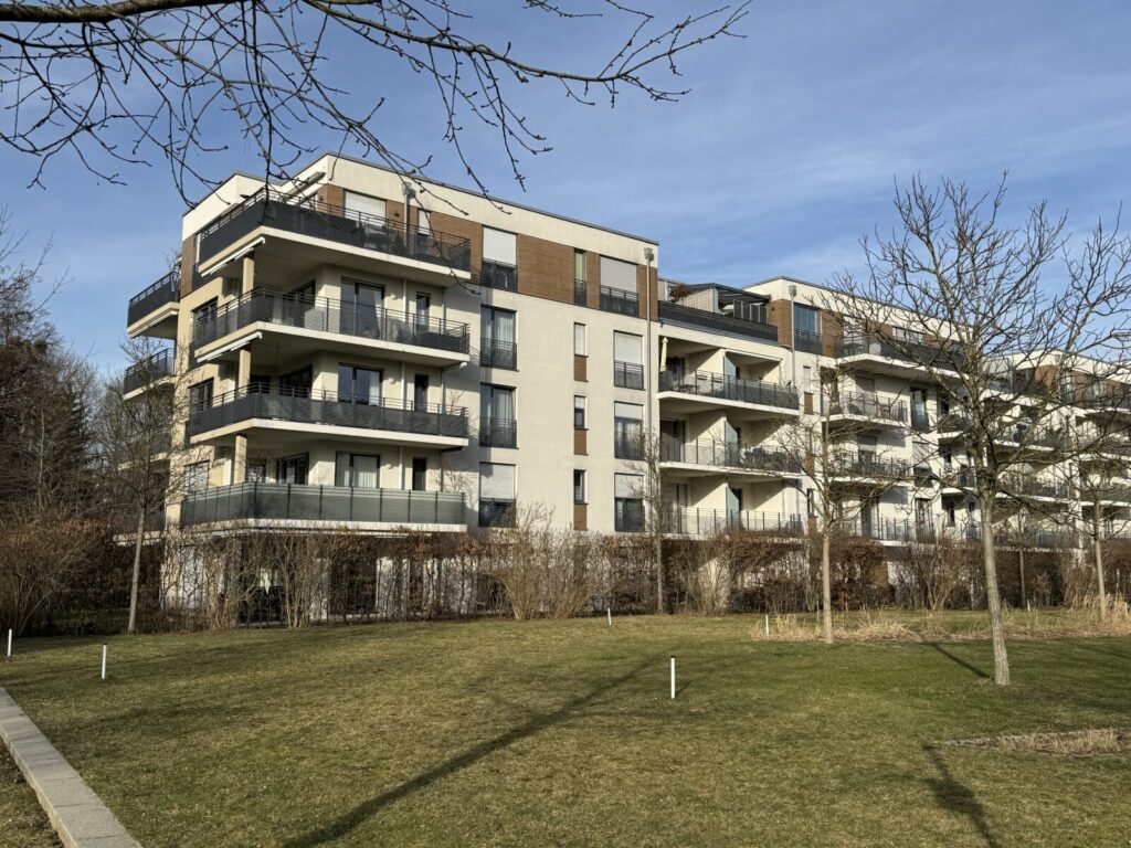 Moderne 2-Zimmer-Wohnung mit sonniger Loggia am königl. Hirschgarten in München