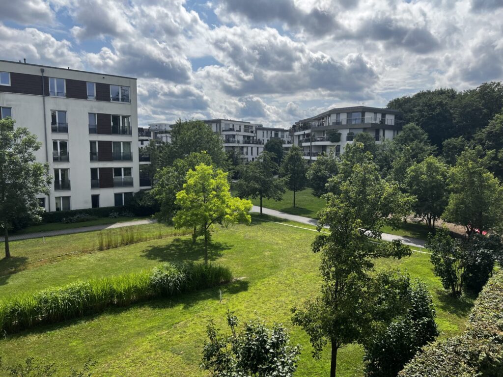 Moderne 2-Zimmer-Wohnung mit sonniger Loggia am königl. Hirschgarten in München