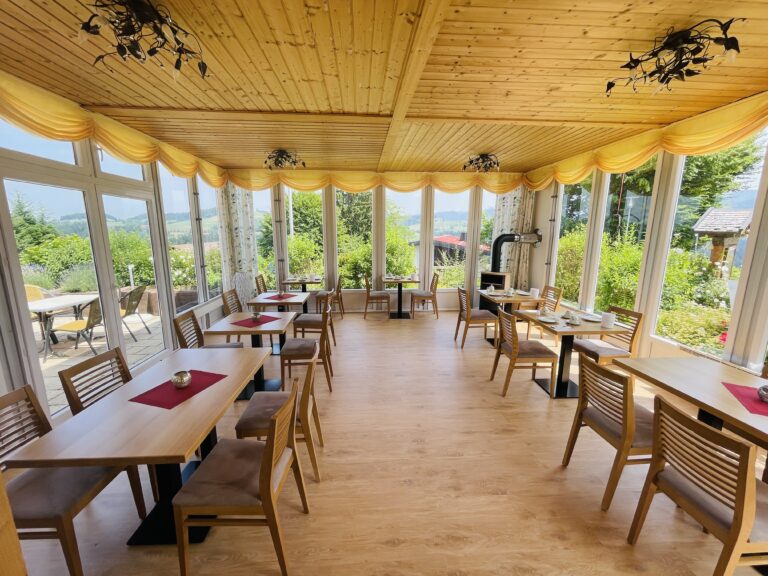 Bald für Sie frei!  Gediegenes Landhotel mit Allgäuer Charme und traumhafter Lage mit Blick in die Berge