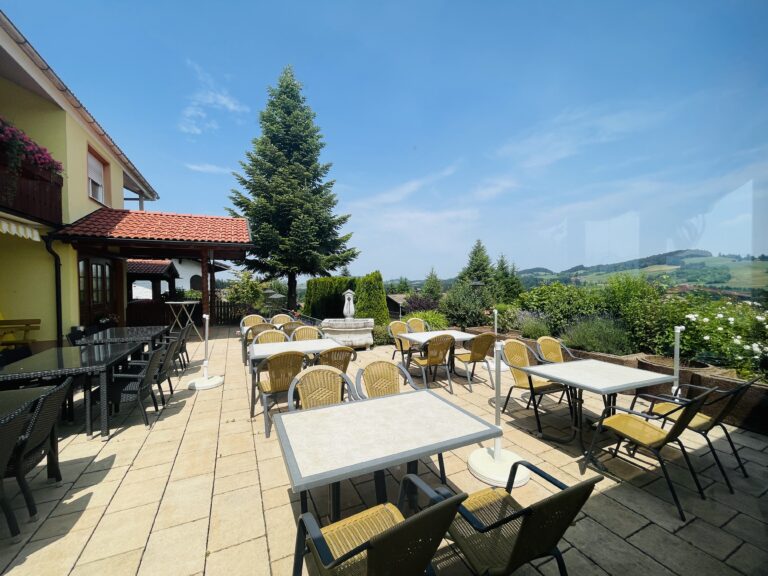 Bald für Sie frei!  Gediegenes Landhotel mit Allgäuer Charme und traumhafter Lage mit Blick in die Berge