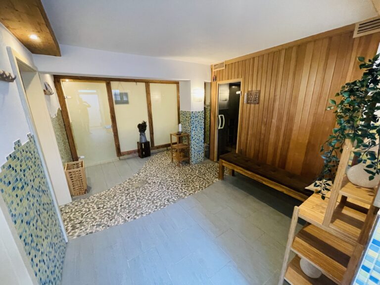 Bald für Sie frei!  Gediegenes Landhotel mit Allgäuer Charme und traumhafter Lage mit Blick in die Berge