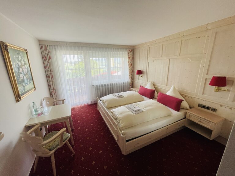 Bald für Sie frei!  Gediegenes Landhotel mit Allgäuer Charme und traumhafter Lage mit Blick in die Berge