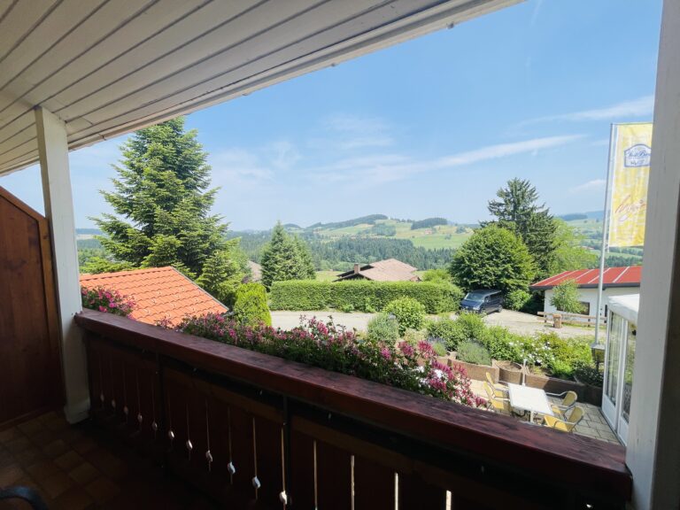 Bald für Sie frei!  Gediegenes Landhotel mit Allgäuer Charme und traumhafter Lage mit Blick in die Berge