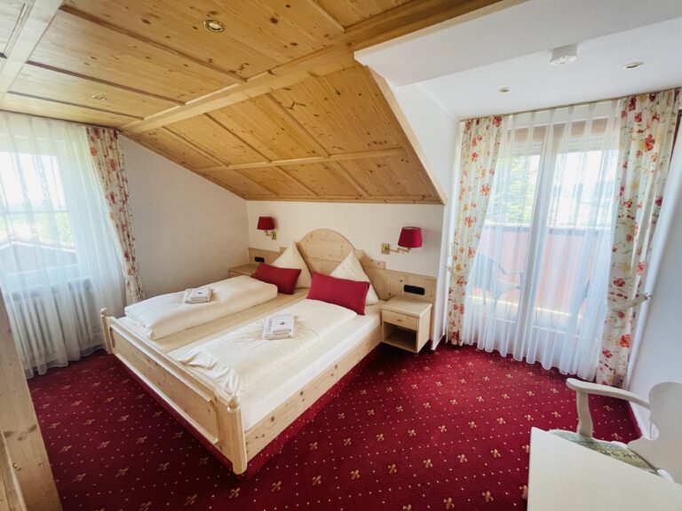 Bald für Sie frei!  Gediegenes Landhotel mit Allgäuer Charme und traumhafter Lage mit Blick in die Berge