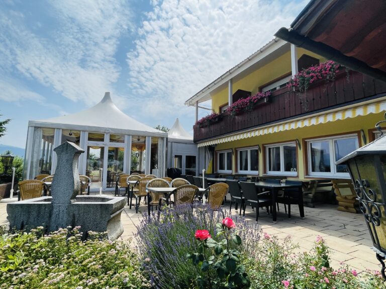 Bald für Sie frei!  Gediegenes Landhotel mit Allgäuer Charme und traumhafter Lage mit Blick in die Berge